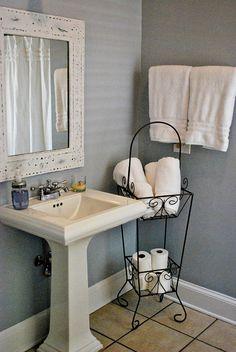 Opt ‍for a pedestal sink to enhance your‍ small bathroom layout