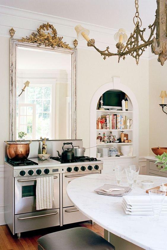 Use mirrors to create a sense of space ⁤in your‌ Eat-In ⁤Kitchen