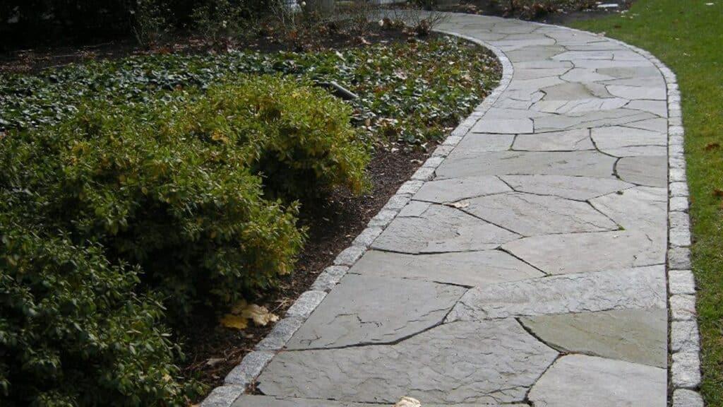 Create ⁤a welcoming walkway using natural stone in your front yard landscaping