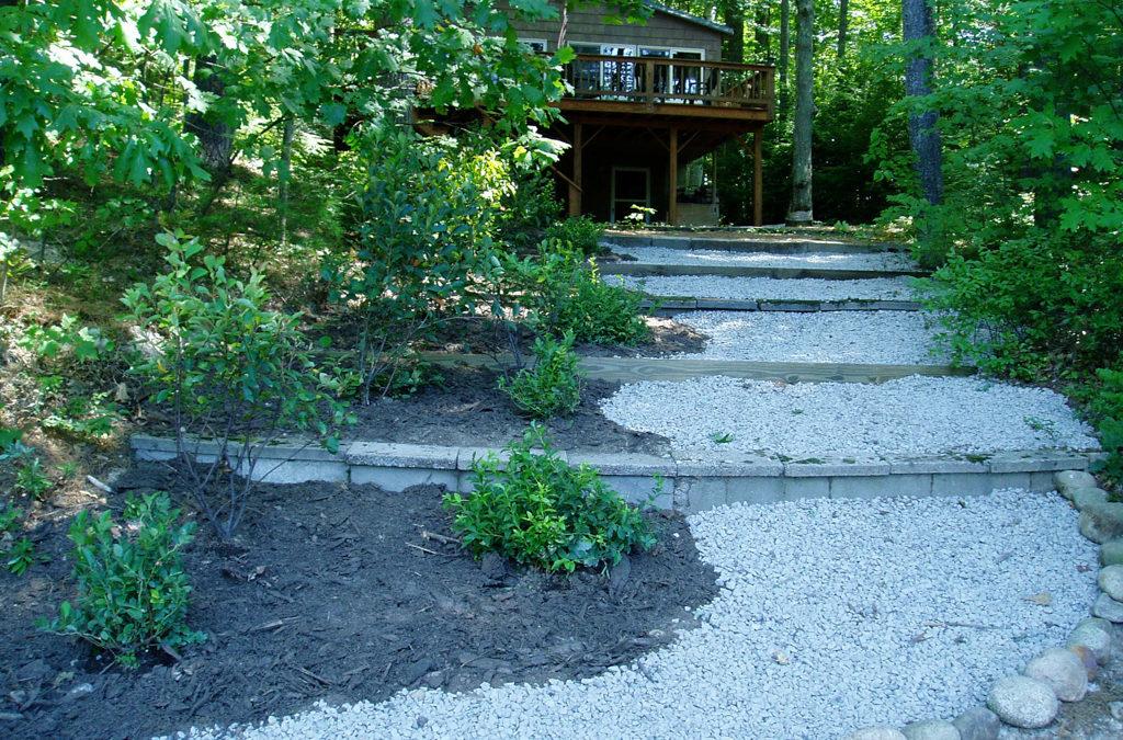 Use gravel​ pathways to‌ reduce water usage in your front ⁤yard landscaping