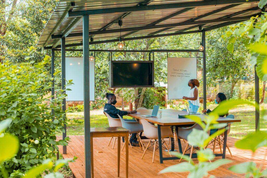 Create an outdoor⁣ workspace on your‌ screened porch for creative productivity