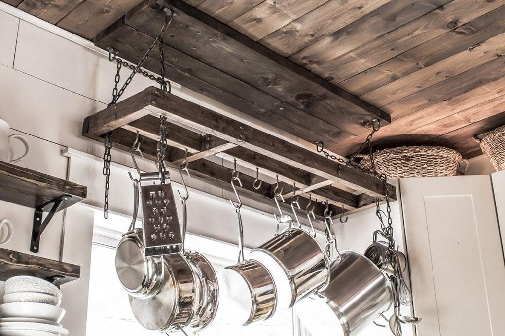 Utilize vertical space with hanging pot racks to free up counter space in ‌your eat-in ‍kitchen