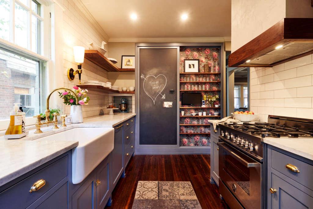 Consider a sliding⁣ pantry door to save space in your Galley Kitchen