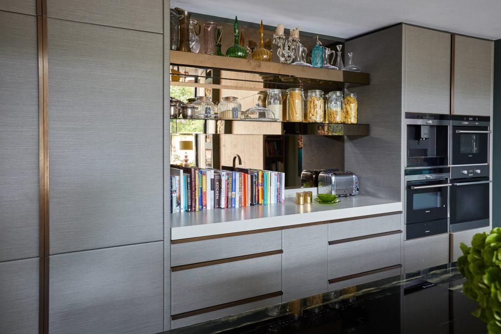 Incorporate open shelving⁤ for easy access​ and a ⁤modern⁣ aesthetic in your Eat-In Kitchen