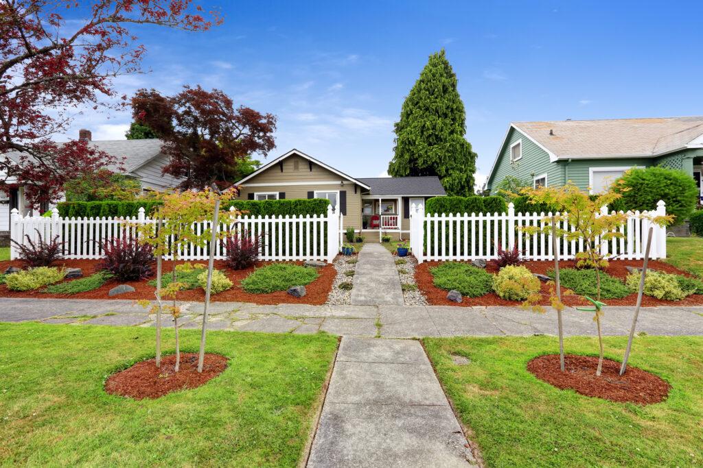 Use decorative fencing to add a touch of elegance to ‍front yard landscaping