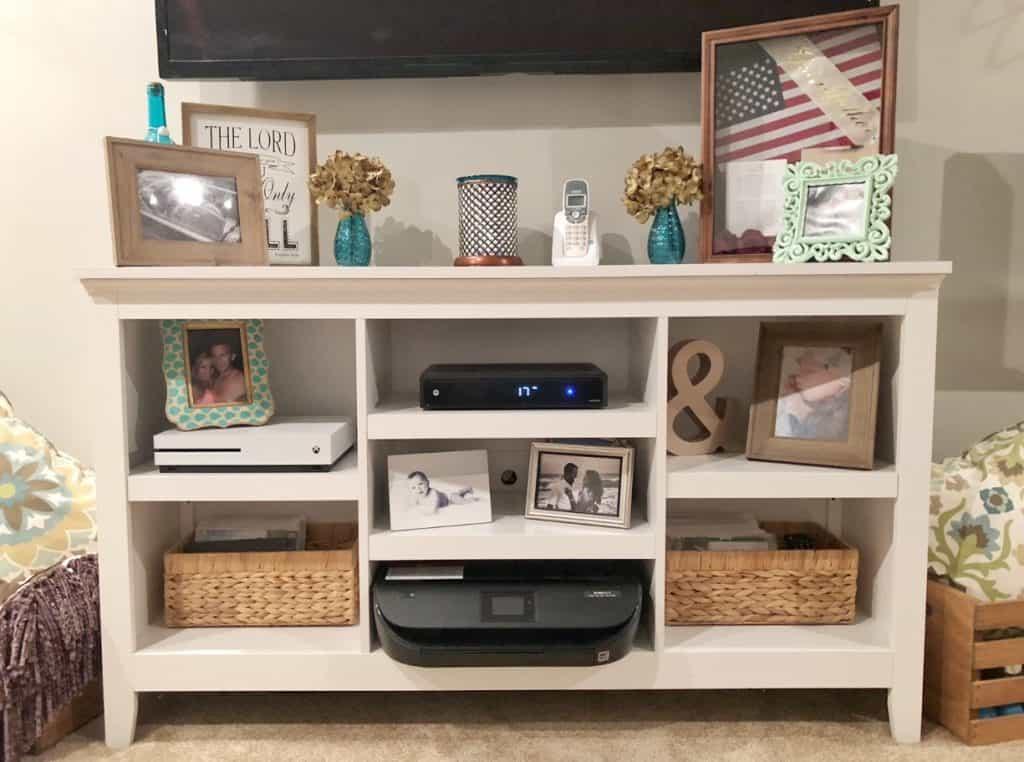 Media ⁢console ​to⁣ keep‍ electronics ⁣organized⁢ and stylish in your living room