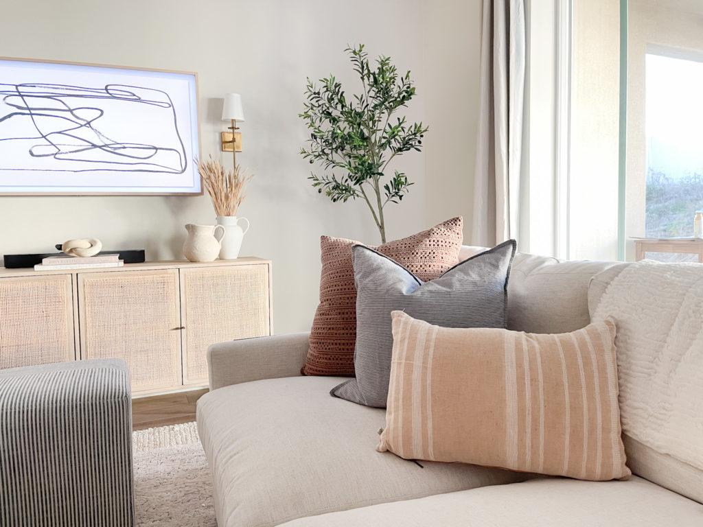 Layered pillows create comfort and interest,⁤ adding depth to your ‍Living ​Room seating