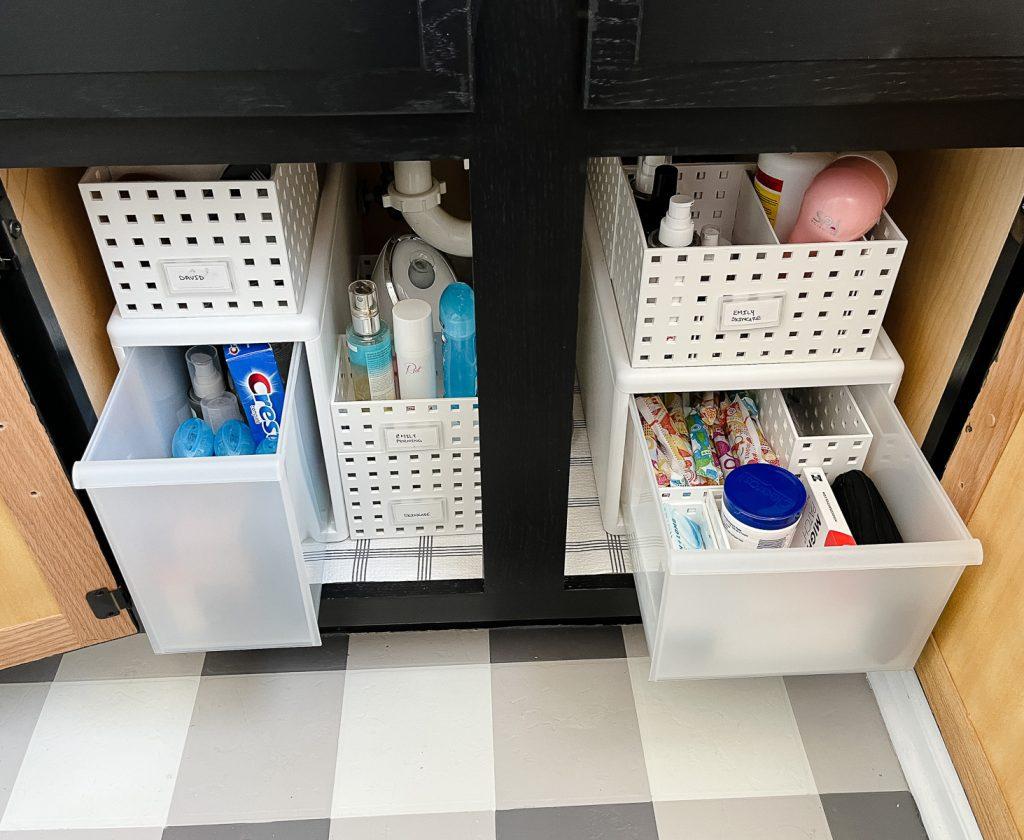 Use drawer dividers⁤ to‌ organize ⁣small‍ items in narrow bathroom cabinets