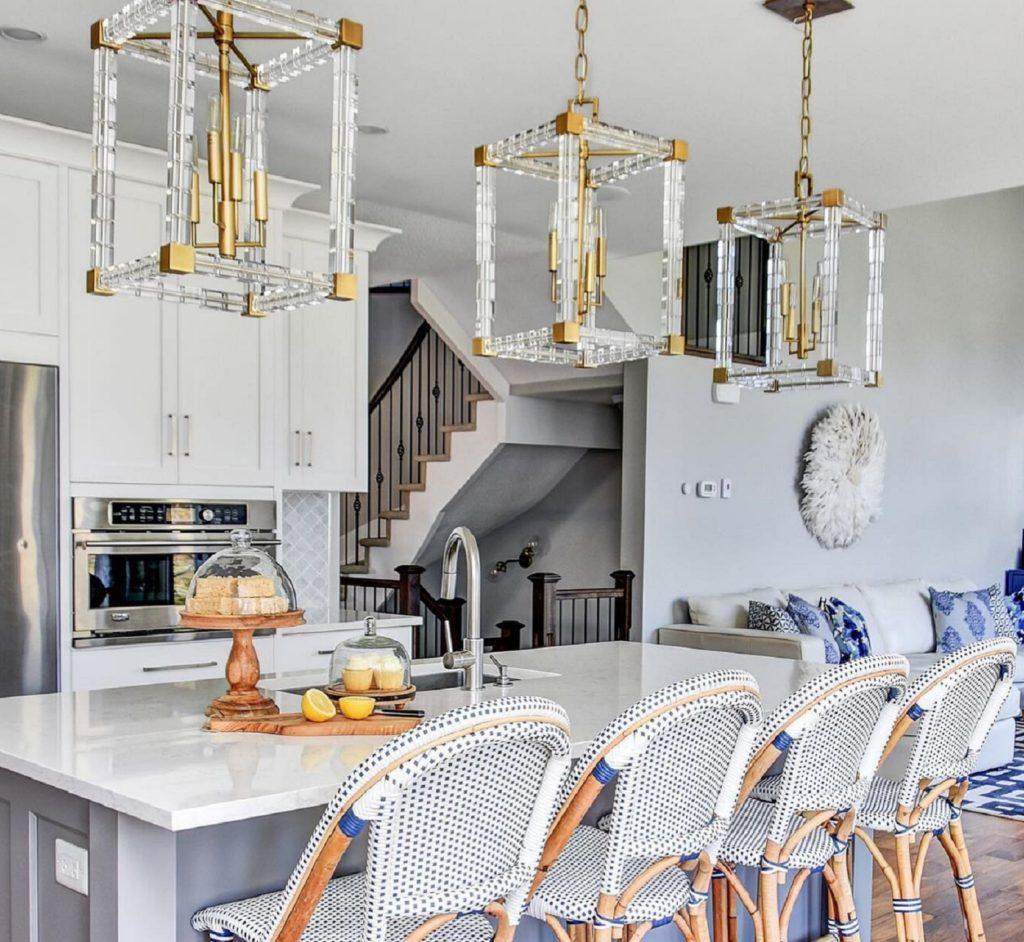 Create a ‍focal point, ‌like ‌a unique light fixture, in ⁢your ⁣galley kitchen