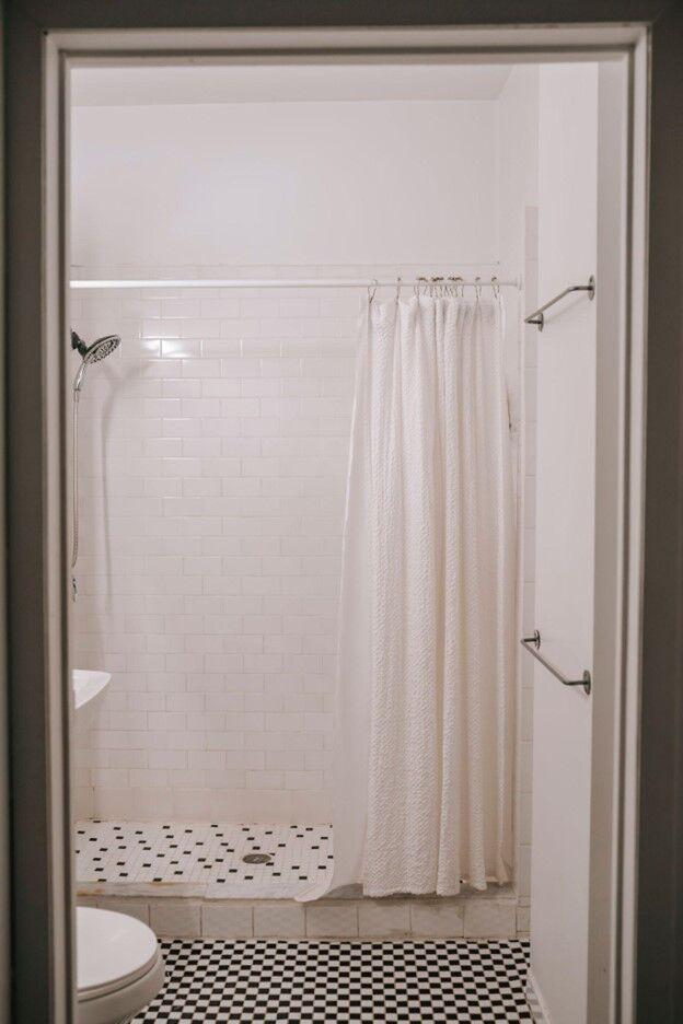 Opt for a​ glass ‍shower curtain for an airy⁢ feel in⁤ narrow bathrooms