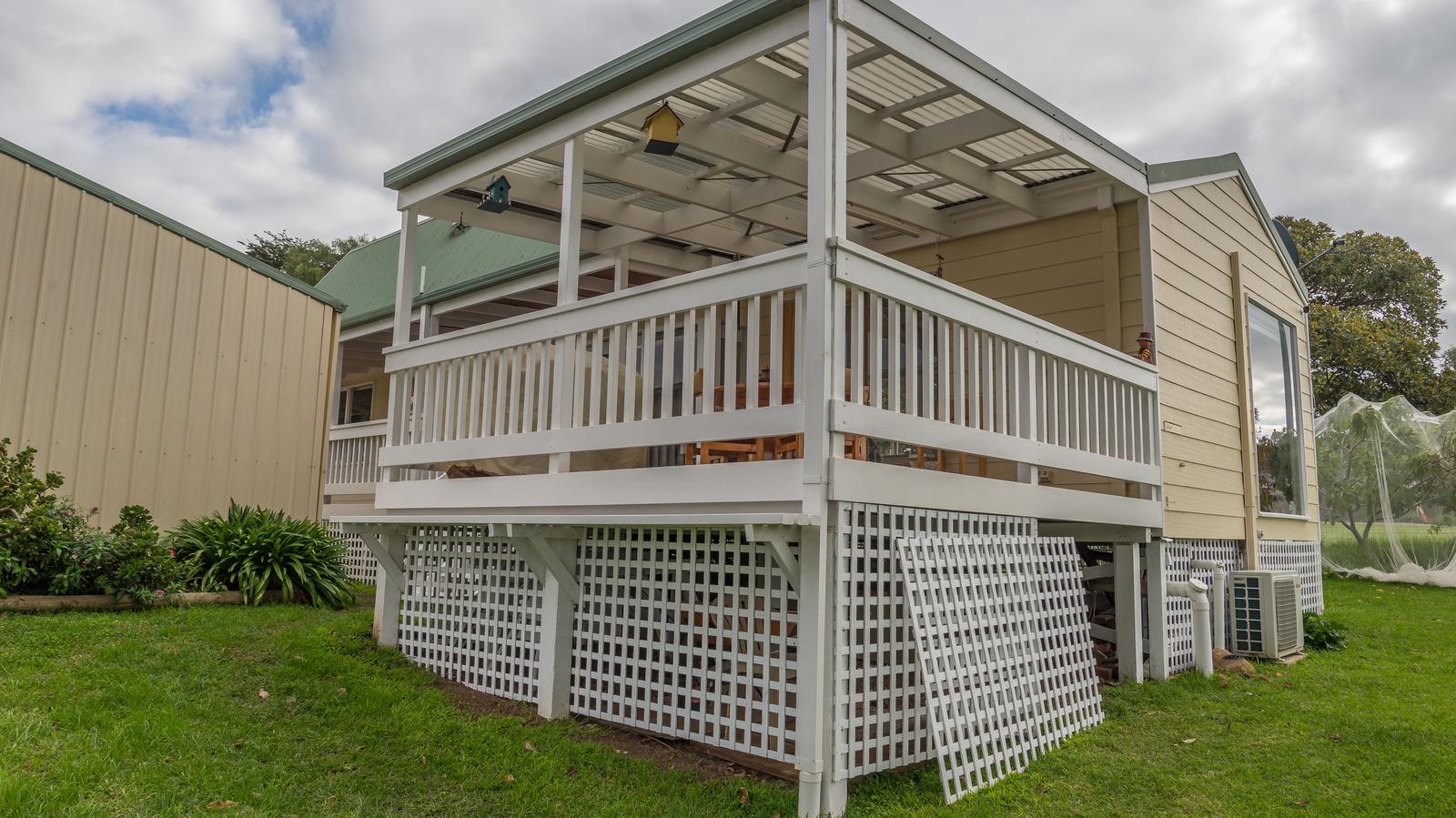 Functional storage solutions‍ for a clutter-free screened porch⁢ experience