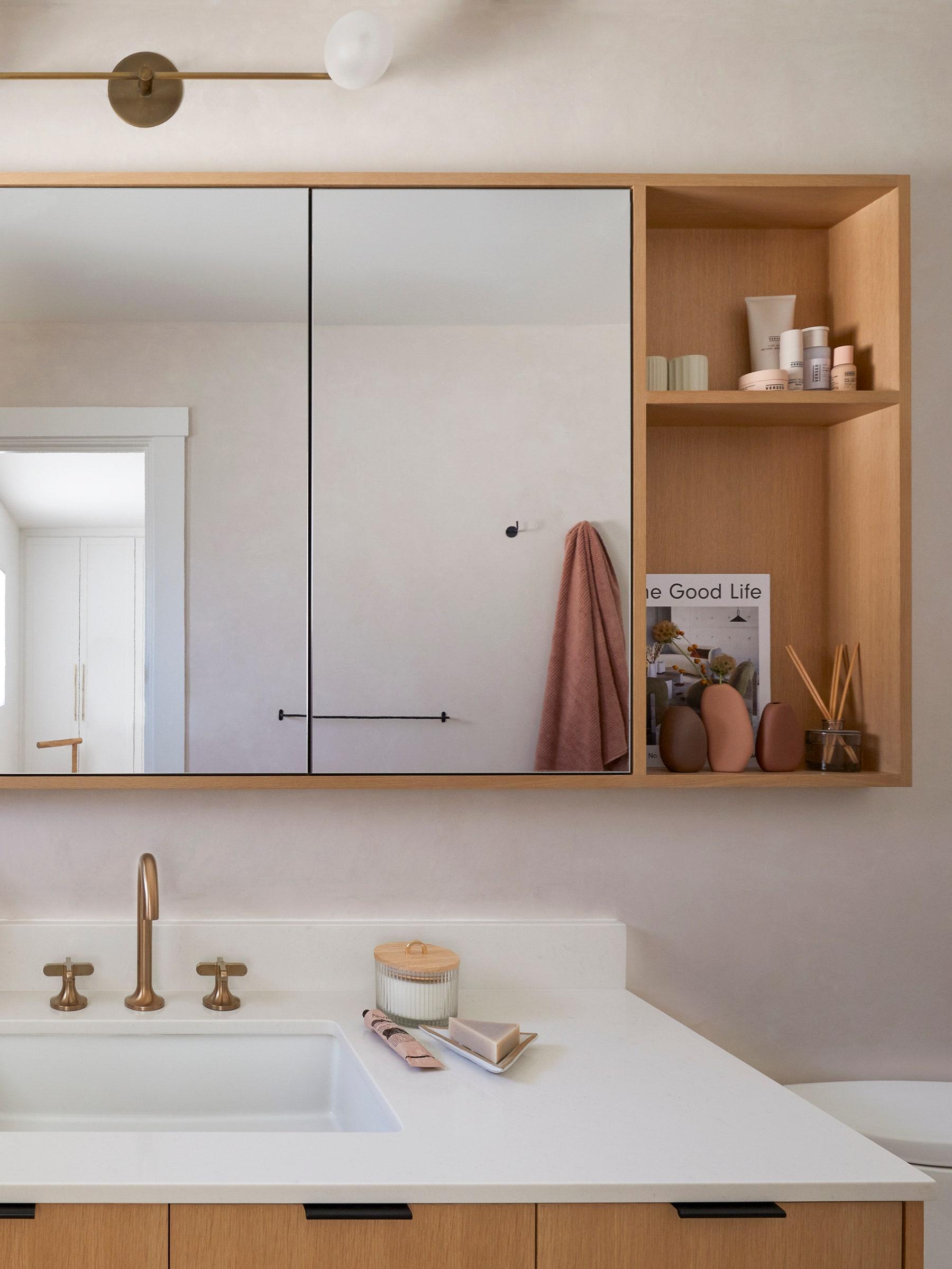 Use a vanity⁤ mirror ‌with built-in storage​ in your narrow bathroom