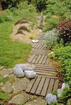 Arrange a pallet garden path to guide visitors through your⁢ enchanting ​garden space