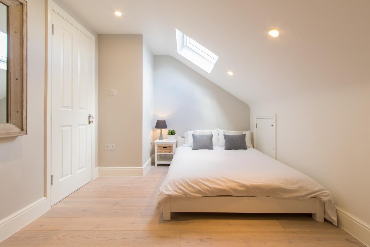 Stick to ‍a few essential pieces in‌ your minimalist bedroom