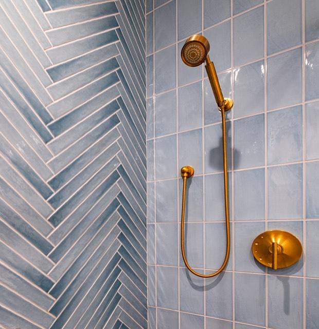 Uneven tile patterns for a playful touch in your eclectic ⁤bathroom