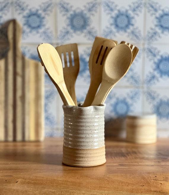 Handcrafted pottery brings artisanal charm to your farmhouse‌ kitchen