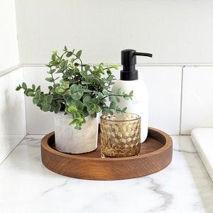 Decorative trays to organize essentials in your eclectic ⁢bathroom space