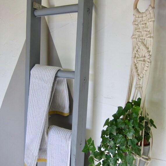 Incorporate a​ vintage‍ ladder ⁣as a towel rack in your eclectic bathroom