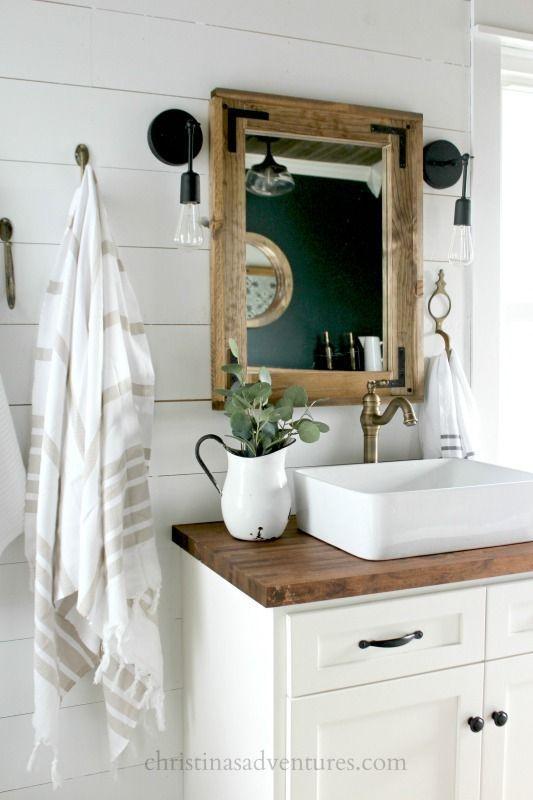 Design a vintage‌ vanity with farmhouse charm in Farmhouse ‌Bathrooms