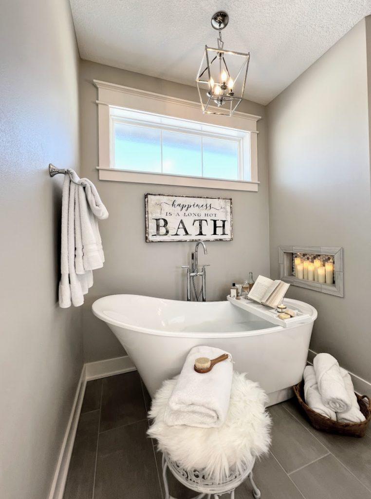 Scented ⁤candles elevate tranquility in farmhouse ⁤bathrooms