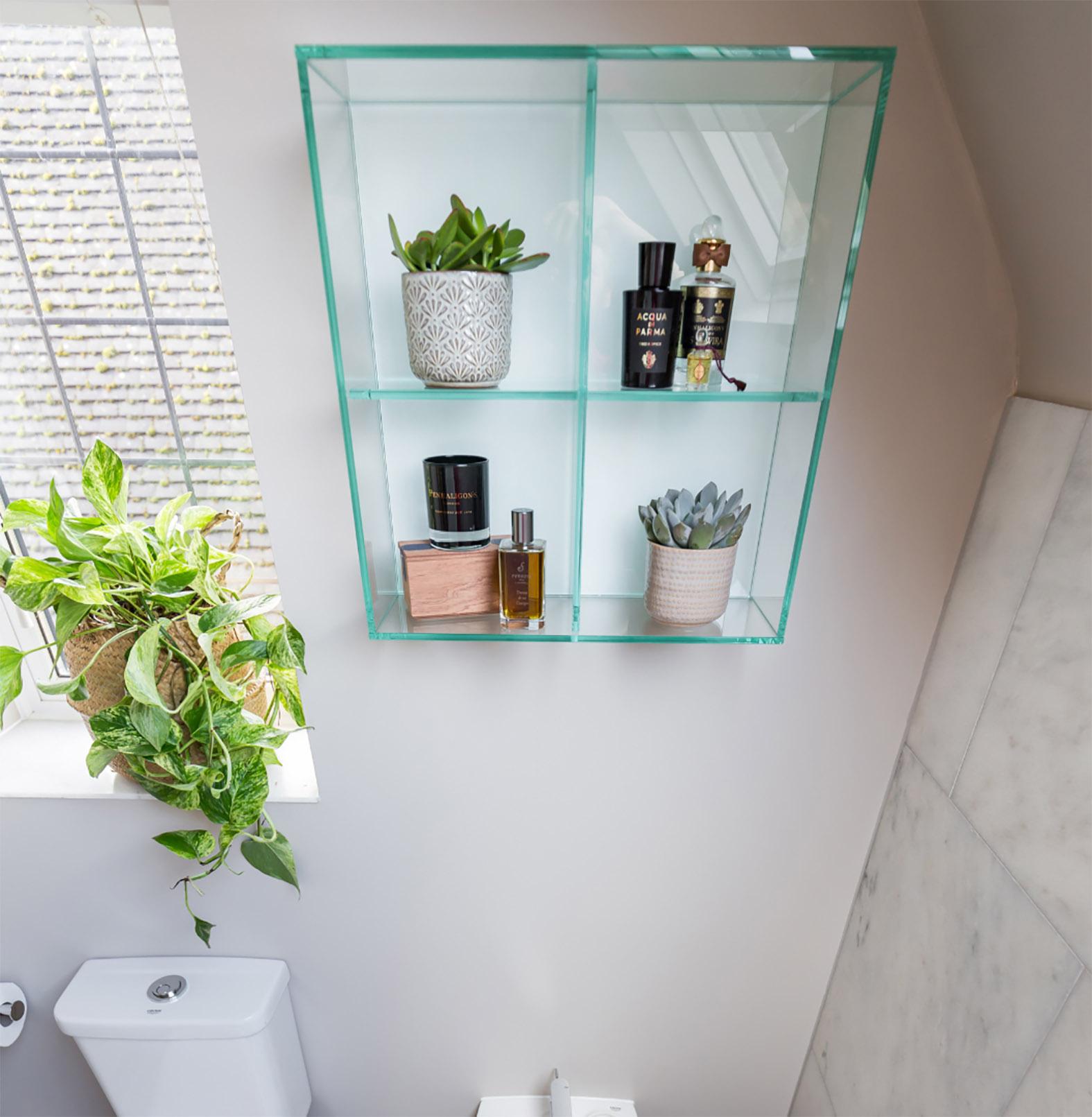 Implement open shelving to​ display decor in⁤ your small bathroom