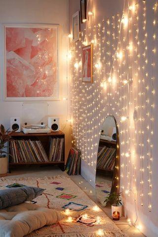 Use fairy lights to add a cozy ambiance in the teen bedroom