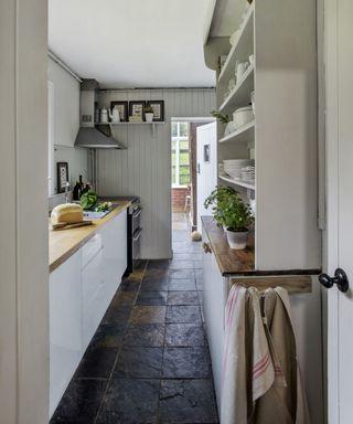 Use clear bins in ⁣your Galley Kitchen for easy visibility of stored ⁢items