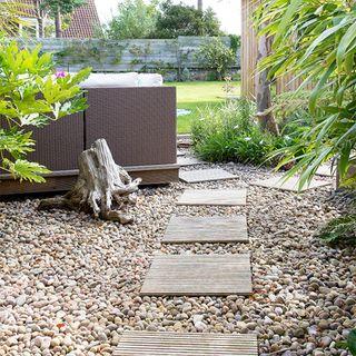 Install a ‍charming pathway‍ using stone⁤ or gravel for front yard ​landscaping