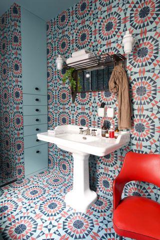 Multi-patterned rugs to tie together an eclectic‌ bathroom design