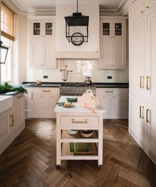 Incorporate a narrow island for ⁤additional storage in your galley kitchen