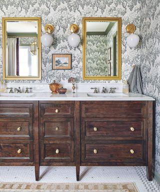 Install a double-duty vanity ​to optimize‍ space ‍in a small‍ bathroom