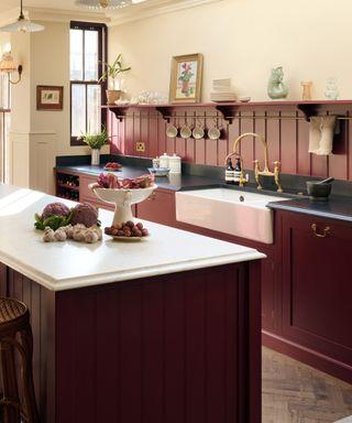 Use‌ natural wood‍ elements ⁤to warm ⁢up⁢ your burgundy kitchen space