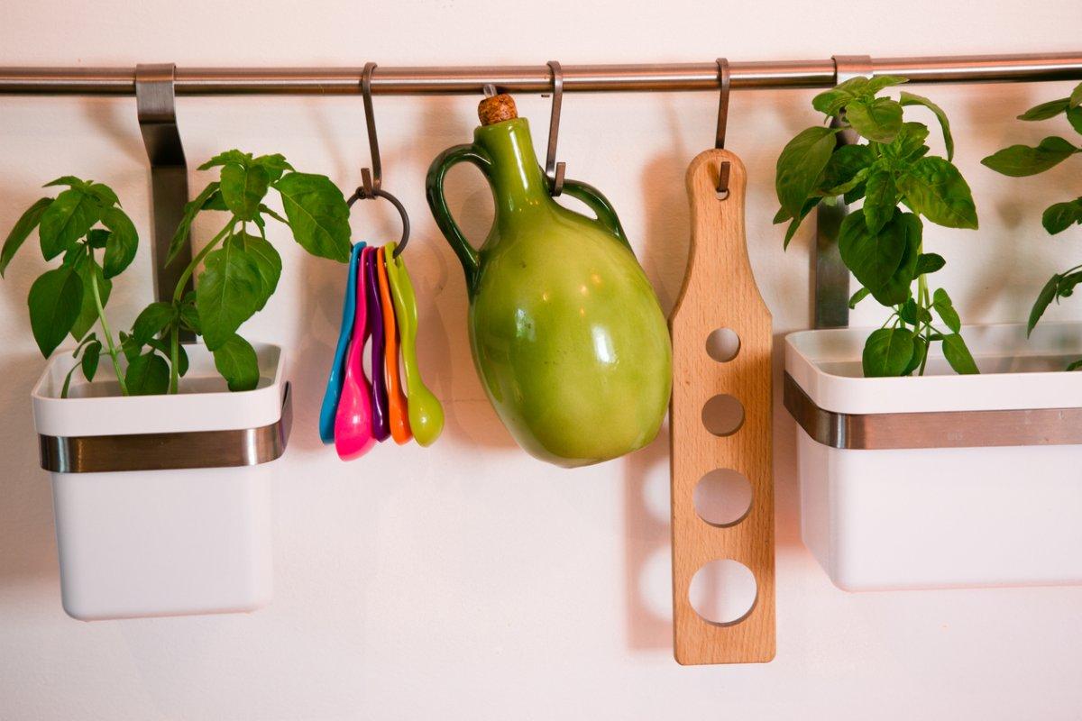 Vertical‍ gardens: Bring nature⁤ indoors by incorporating⁤ herb walls into your kitchen⁢ design