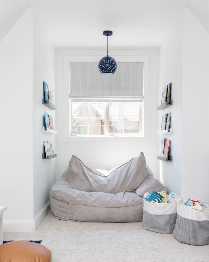 Create a cozy reading nook in your teen bedroom with bean bags ⁣and shelves