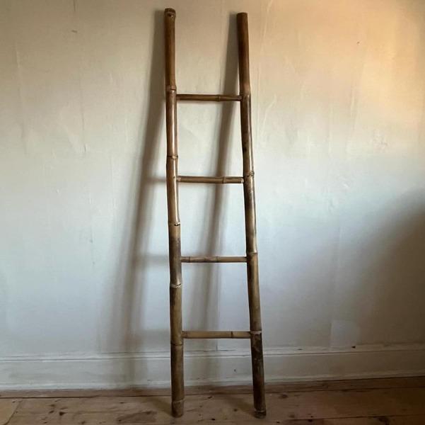 Feature an antique ladder for towels in your eclectic ⁢bathroom