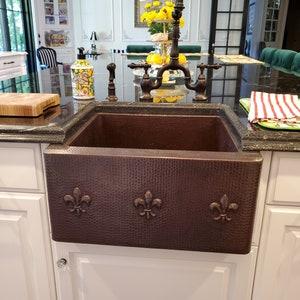 Consider a farmhouse sink‍ that enhances ​the charm of⁢ your Burgundy⁤ Kitchen