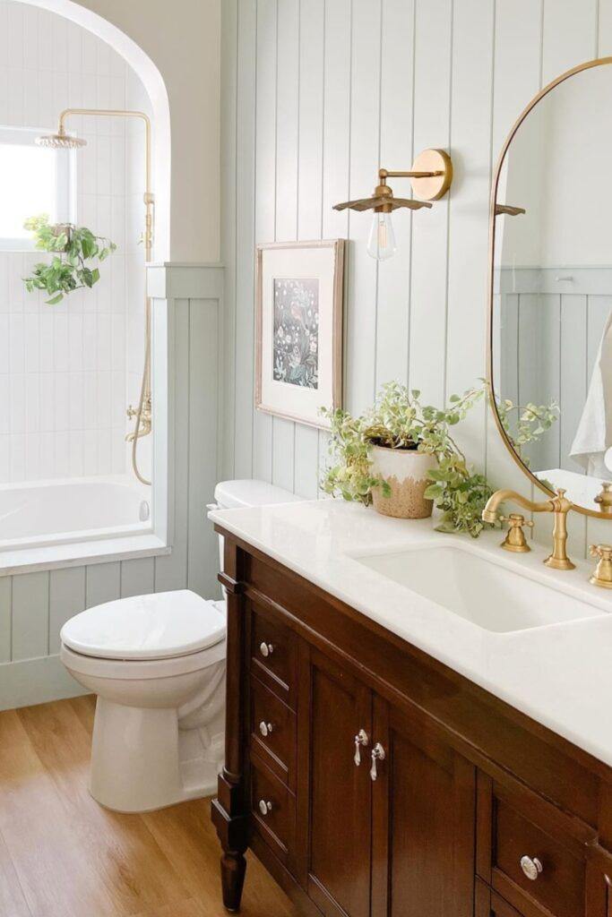 Neutral color palettes enhance the cozy​ vibe of farmhouse bathrooms