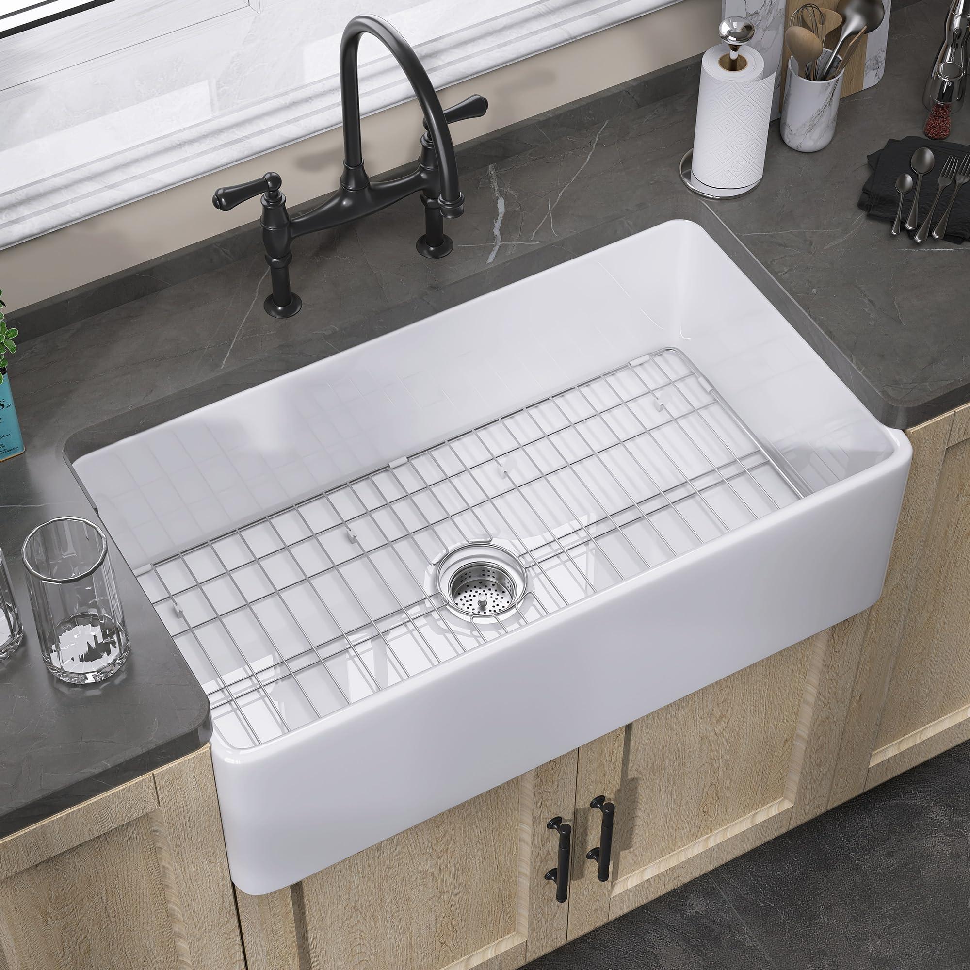 A large farmhouse​ sink for ‌practicality and‍ charm in your kitchen