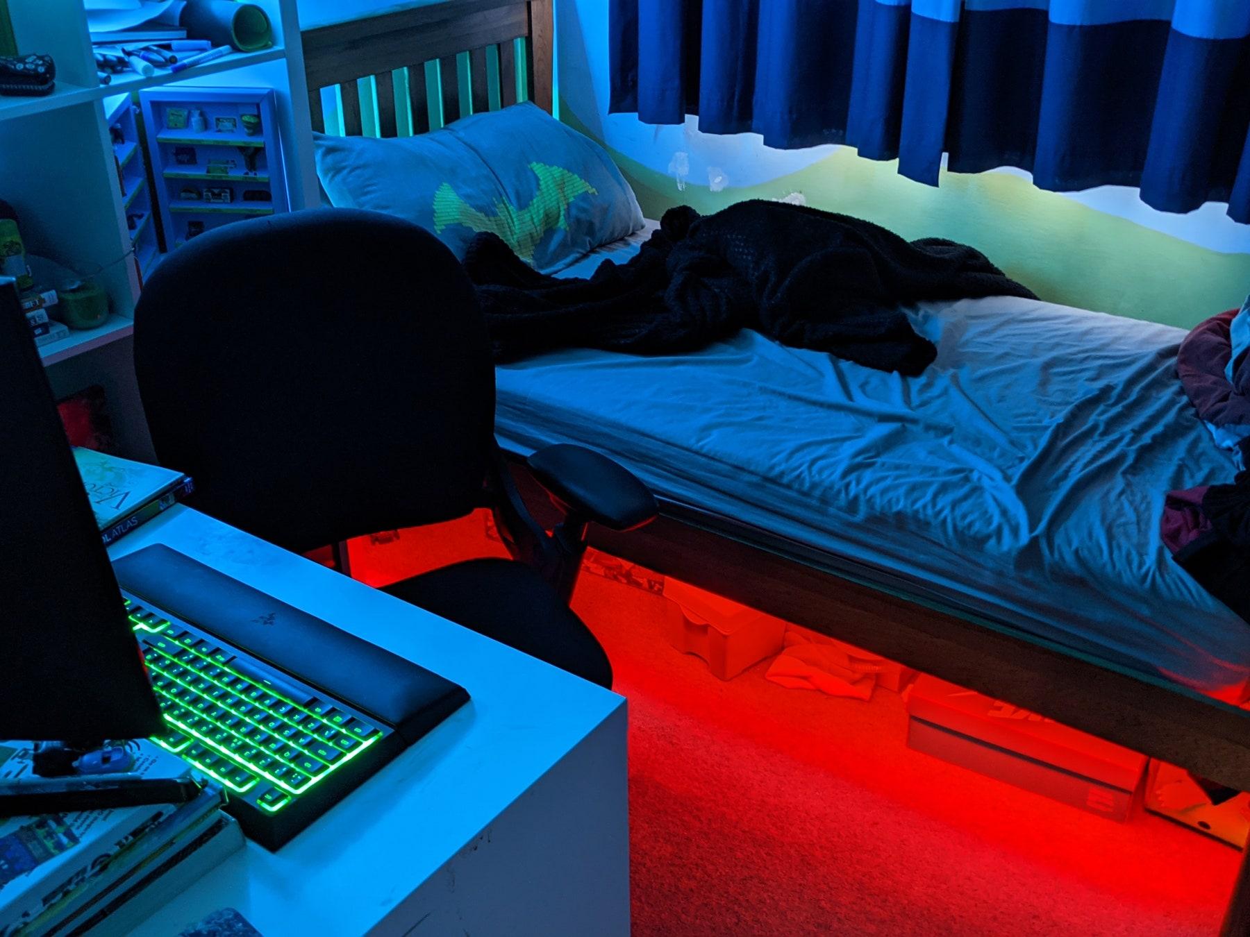 Implement⁣ smart lighting solutions to set the mood in the‌ teen bedroom