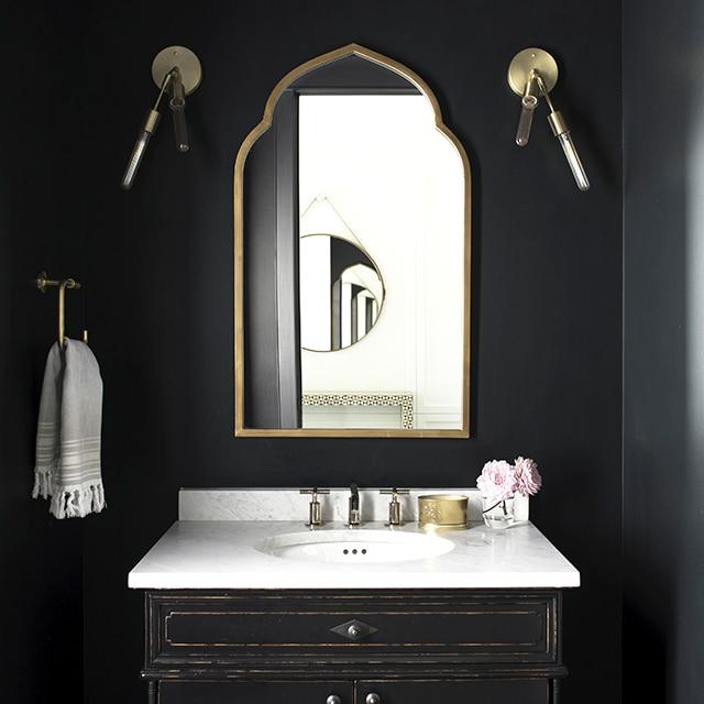 Use a ⁢monochromatic color scheme for a cohesive ⁣small bathroom look