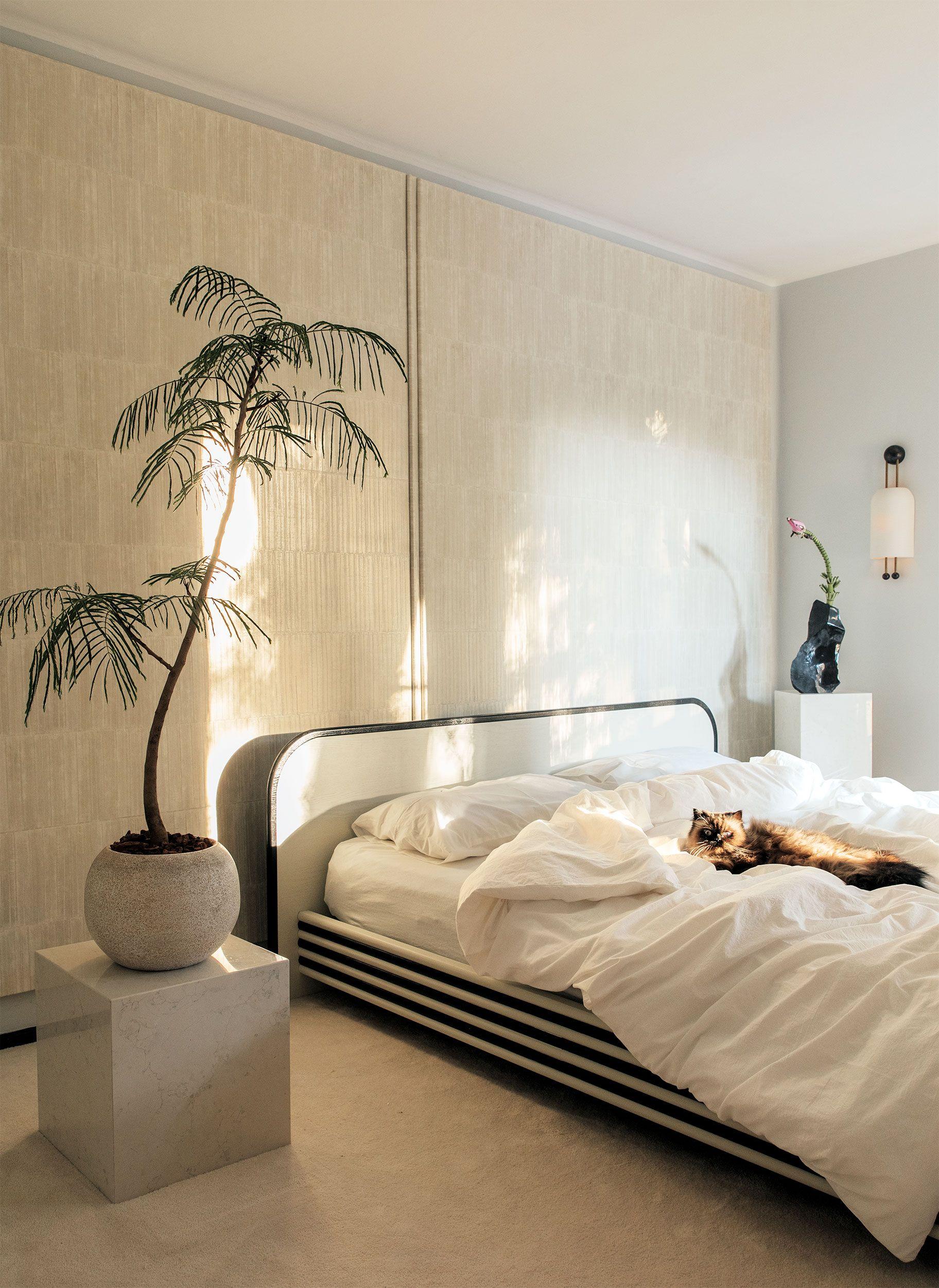 Minimalist Bedroom: Simplify with clean lines and a neutral palette