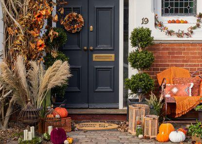 Decorate ​with seasonal themes for year-round ⁣charm on⁣ your screened porch