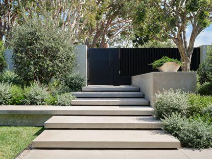 Incorporate a few bold elements for striking contrast in your‍ front yard landscaping