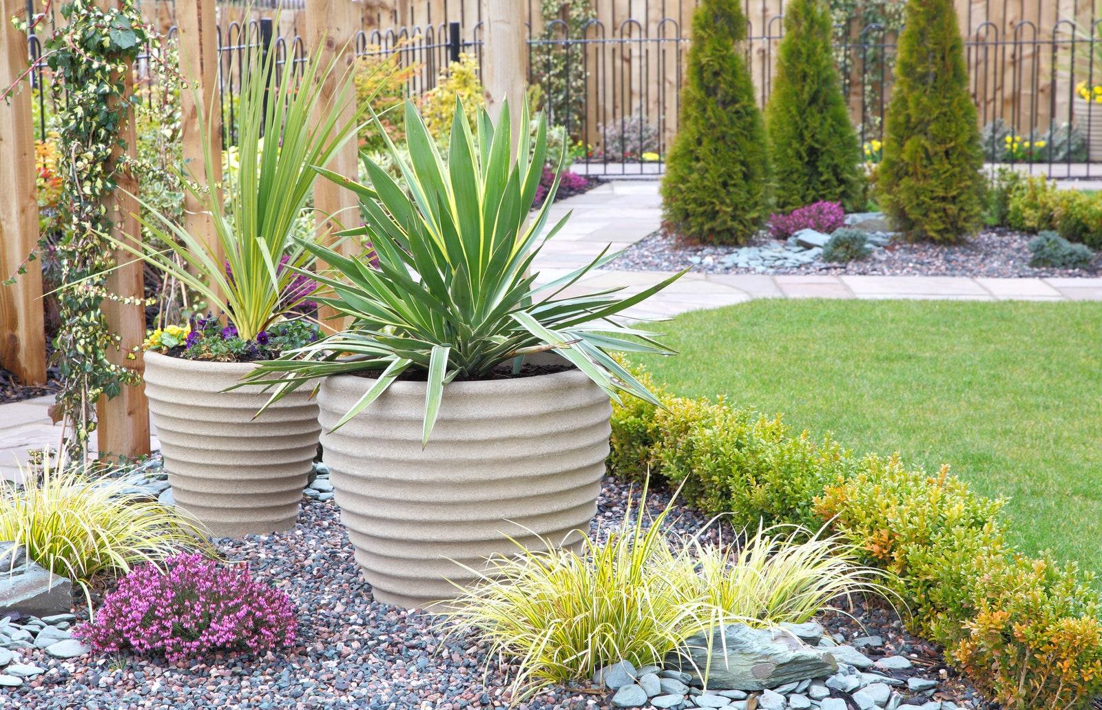 Use planters⁤ to create height⁢ variations in your front yard landscaping