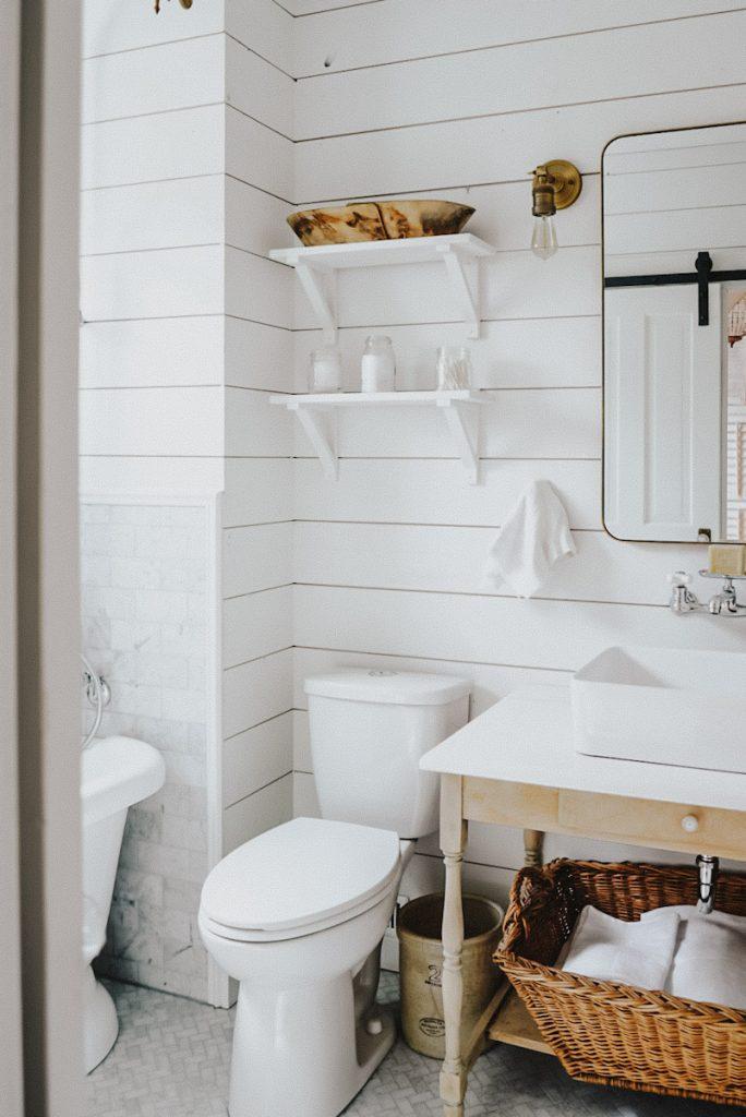 Shiplap wall treatments to enhance ⁤the farmhouse aesthetic in bathrooms