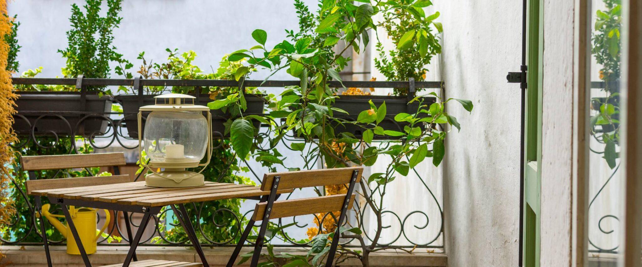 Stylish ⁢Balcony Design with‍ chic planters complements contemporary architectural elements beautifully