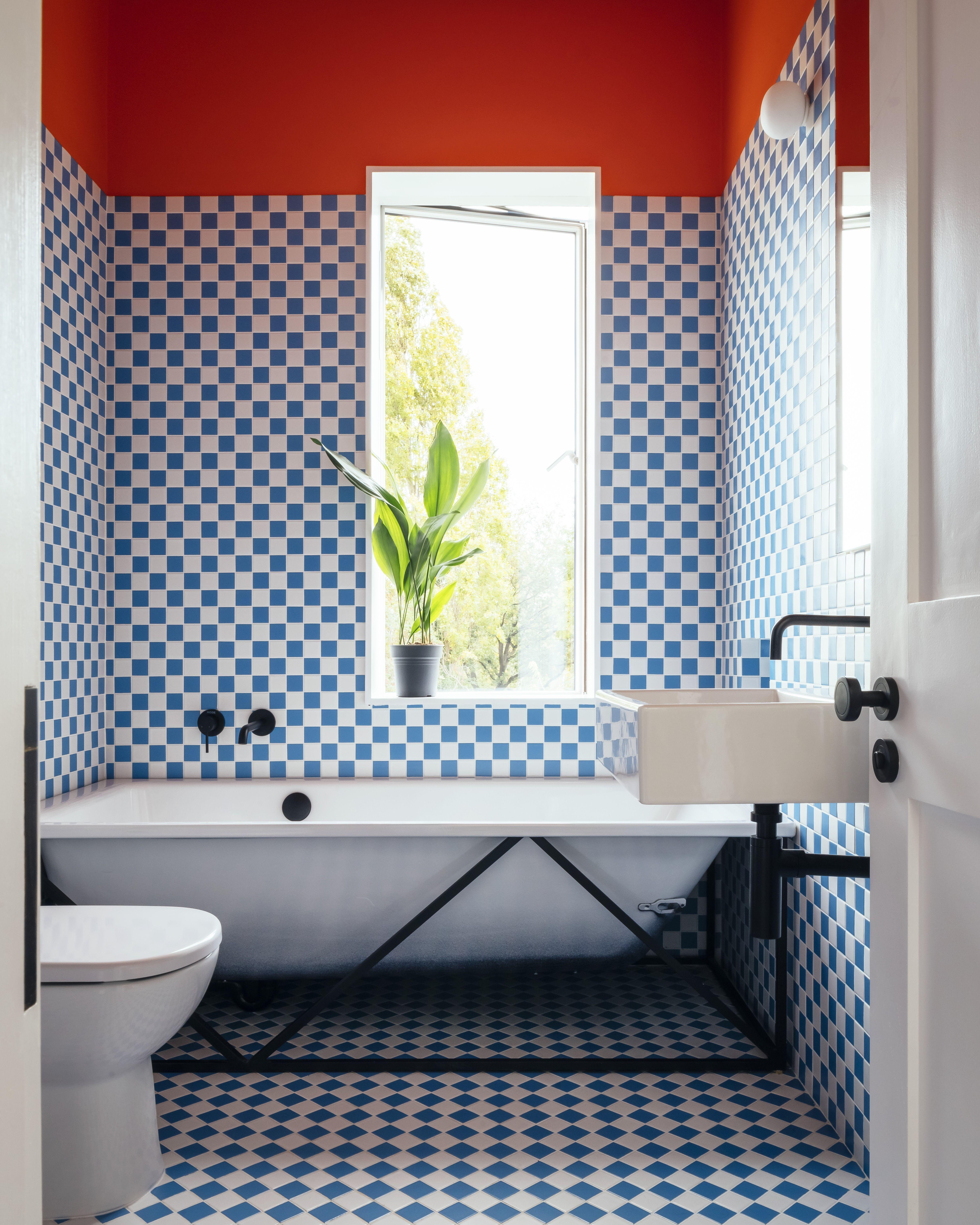 Bold bathroom⁣ tiles: Unleash personality⁢ with colorful patterns and textures