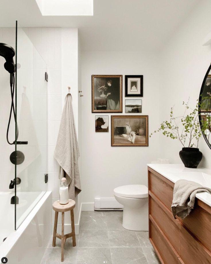 A gallery wall‌ to tell your story in the eclectic bathroom