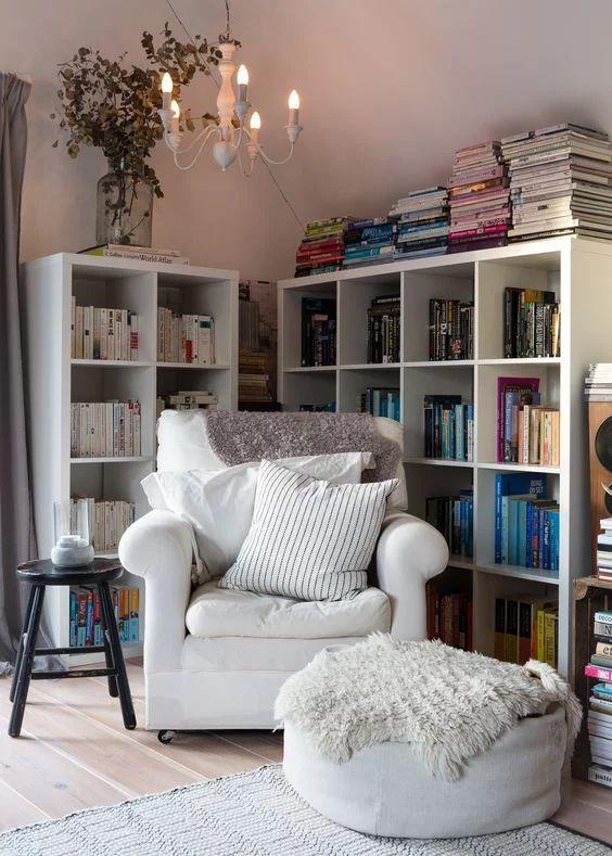 Create cozy reading nooks ​with comfortable‍ seating ​in your living room