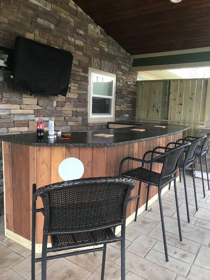 Create a small outdoor⁣ bar area ⁣to ‌entertain guests on your screened porch